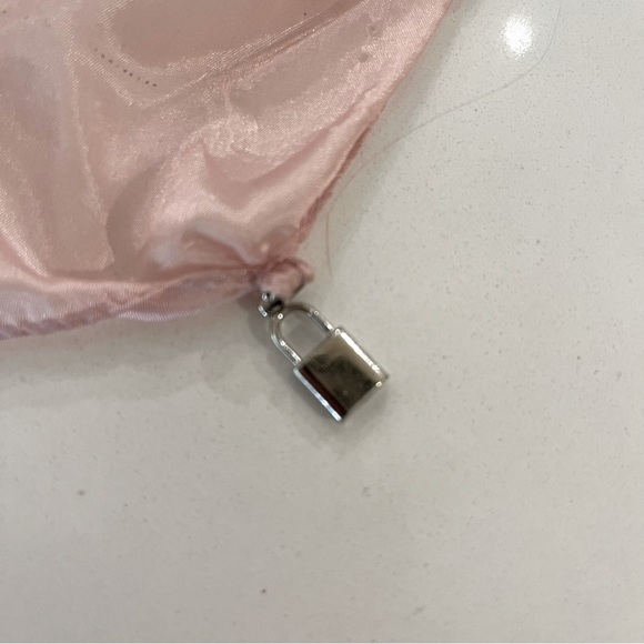 La Femme Aux Semelles de Vent Silky Scarf Wrap - Picture 14 of 16